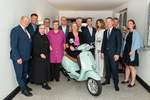 Feierliche Verabschiedung von Dr. med. Daisy Hünefeld (Mitte), die mit einem Motorroller als Abschiedsgeschenk überrascht wurde: Der Laudatio des Kuratoriumsvorsitzenden Dr. Ludger Hellenthal (links im Bild) schlossen sich weitere Redner an. Der Vorstandsvorsitzende Dr. Nils Brüggemann (3. v. re.) und Provinzoberin Sr. M. Diethilde Bövingloh (3. v. li.) dankten Dr. Daisy Hünefeld für die hervorragende Zusammenarbeit. Mit im Bild: Die Familie von Dr. Daisy Hünefeld und das Kuratorium der Franziskus Stiftung.