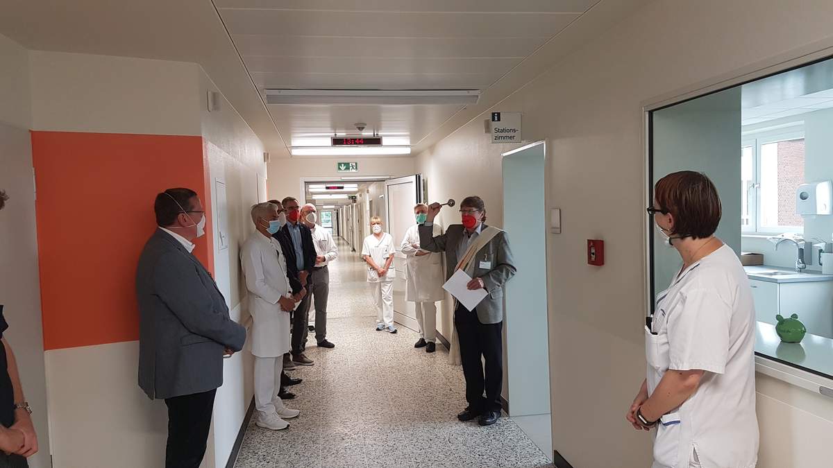 Umbau der vierten Etage im St. Bernhard-Hospital ist abgeschlossen: Einsegnung unter Corona ...